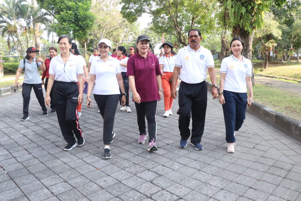 Jalan Sehat Semarak HUT Ke-14 Ibukota Mangupura